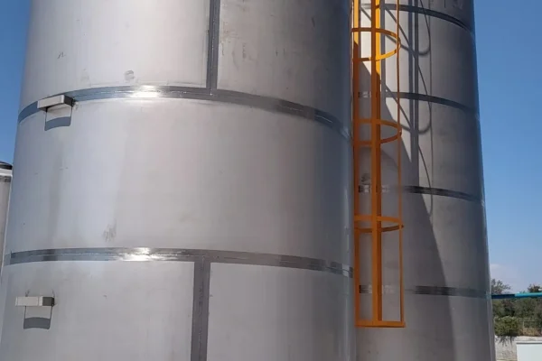 Tanque de acero inoxidable industrial fabricado por OM Ingeniería