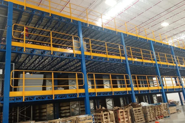Mezzanine metálico industrial con barandales